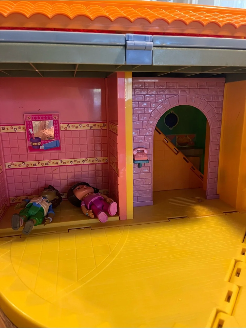 2003 Dora the explorer talking Playhouse with Figures